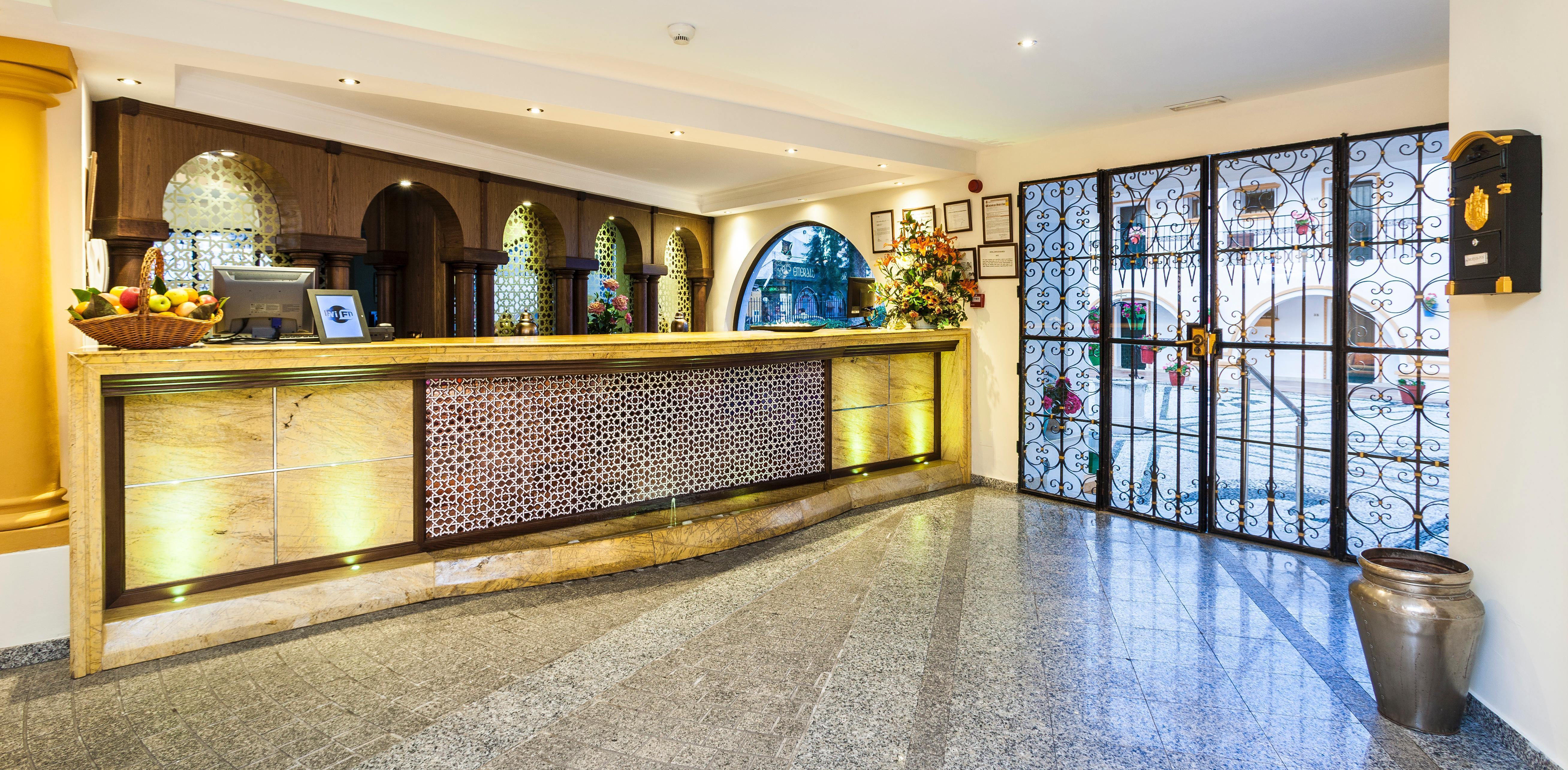 Globales Cortijo Blanco Hotel Marbella Exterior photo