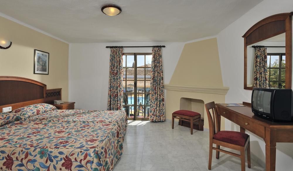 Globales Cortijo Blanco Hotel Marbella Exterior photo